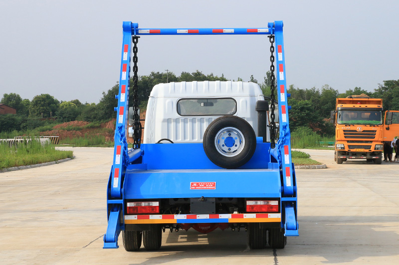 東風D7擺臂式垃圾車 6方垃圾箱