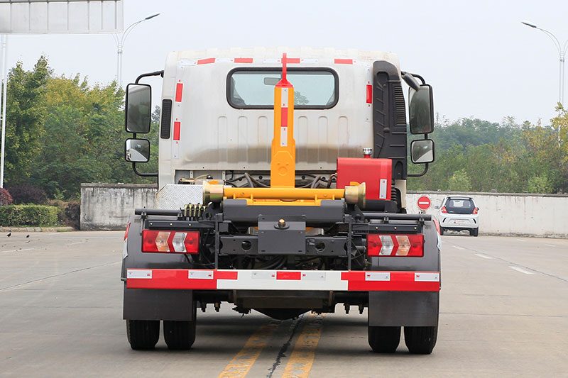東風柳汽- L2勾臂套臂垃圾車-可上藍牌 6方生活垃圾箱 建筑垃圾箱