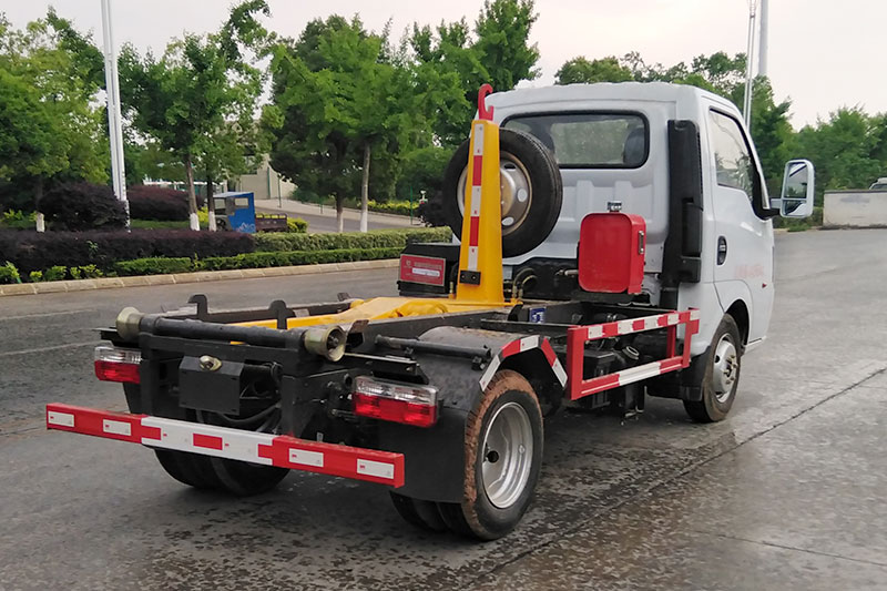東風(fēng)途逸勾臂垃圾車 3方生活垃圾箱