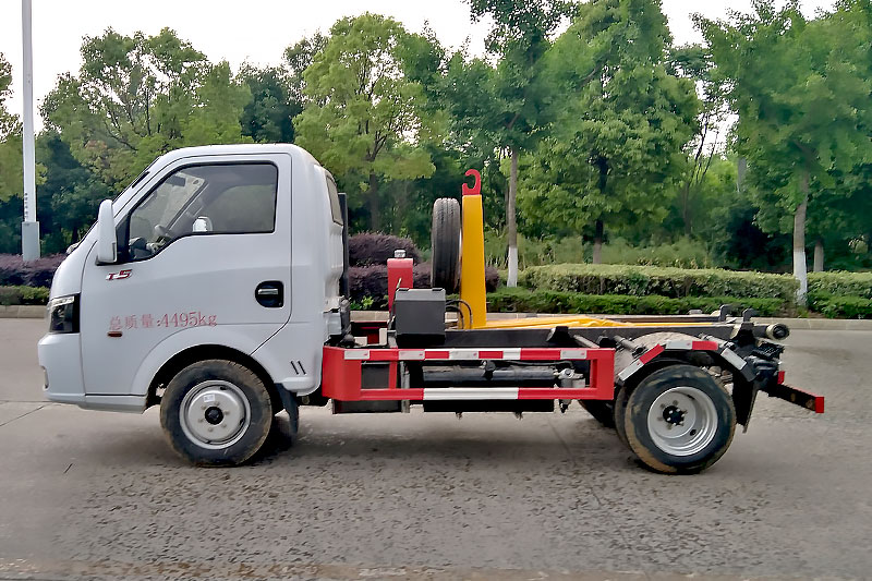 東風(fēng)途逸勾臂垃圾車 3方生活垃圾箱