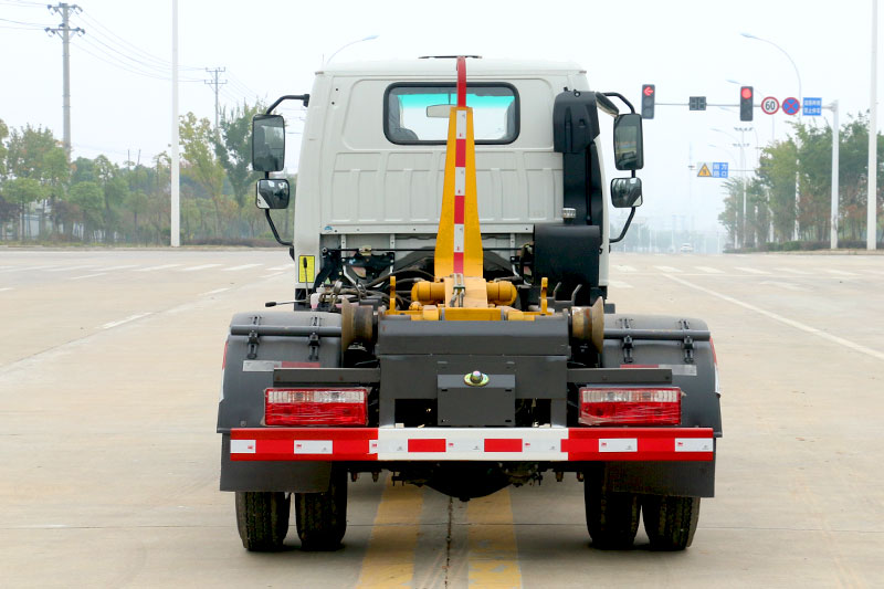康鈴H3勾臂垃圾車 5方生活垃圾箱