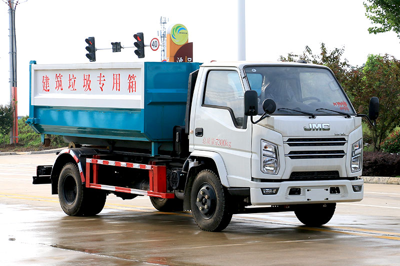 江鈴順達3360軸距勾臂垃圾車（選裝套臂） 5方生活垃圾箱 建筑垃圾箱
