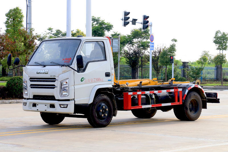 江鈴順達3360軸距勾臂垃圾車（選裝套臂） 5方生活垃圾箱 建筑垃圾箱