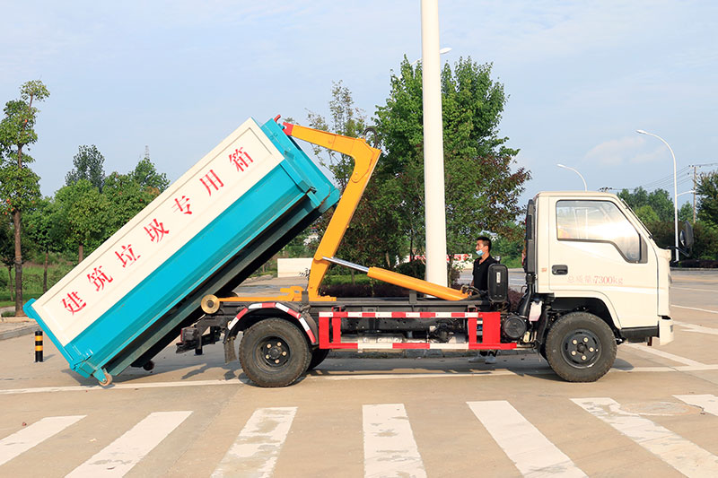 江鈴順達3360軸距勾臂垃圾車（選裝套臂） 5方生活垃圾箱 建筑垃圾箱