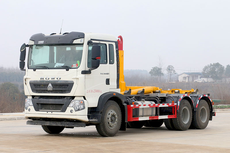 重汽豪沃后雙橋套臂垃圾車 20方