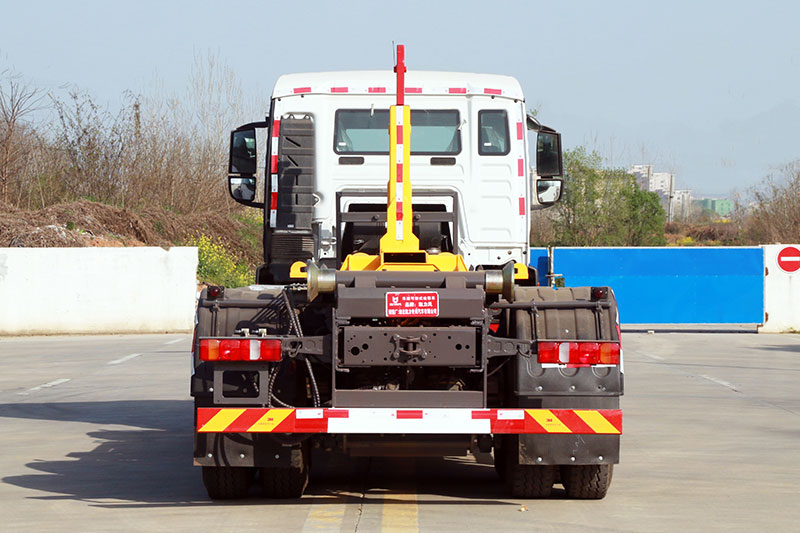 重汽汕德卡前四后八套臂垃圾車 25方