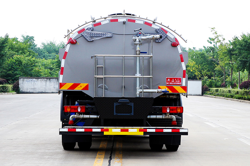 東風(fēng)天錦路面清洗車（帶副發(fā)） 9.3方