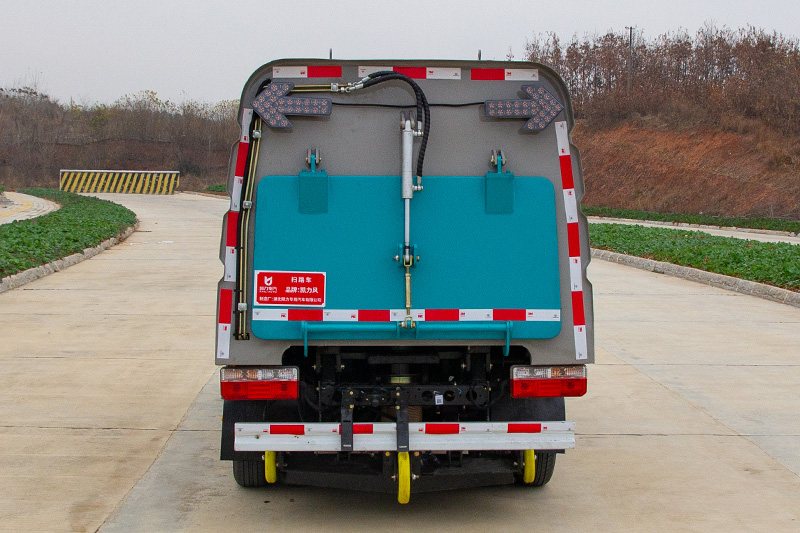 東風途逸掃路車  1.5方垃圾箱 0.5方清水箱