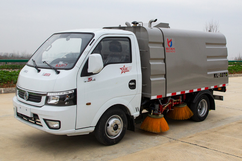 東風途逸掃路車  1.5方垃圾箱 0.5方清水箱
