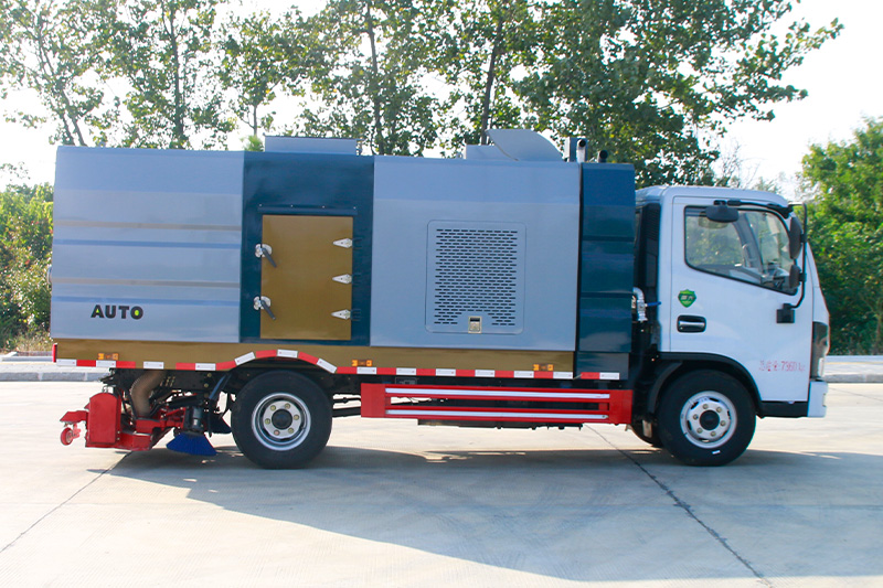 東風小多利卡后置吸塵車   4方垃圾箱 1方清水箱