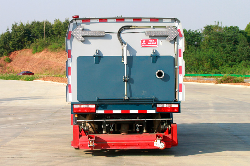 東風小多利卡后置吸塵車   4方垃圾箱 1方清水箱