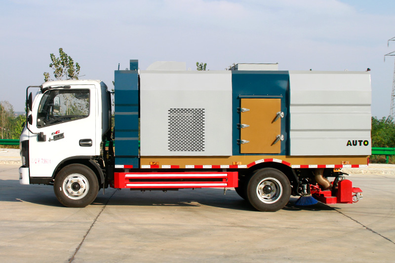 東風小多利卡后置吸塵車   4方垃圾箱 1方清水箱