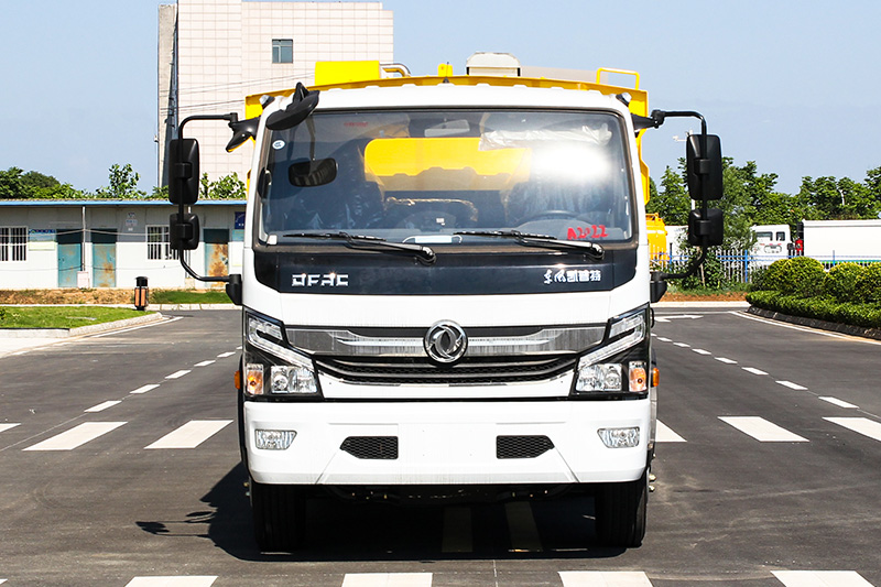 東風大多利卡中置吸塵車  6方垃圾箱 1.5方清水箱