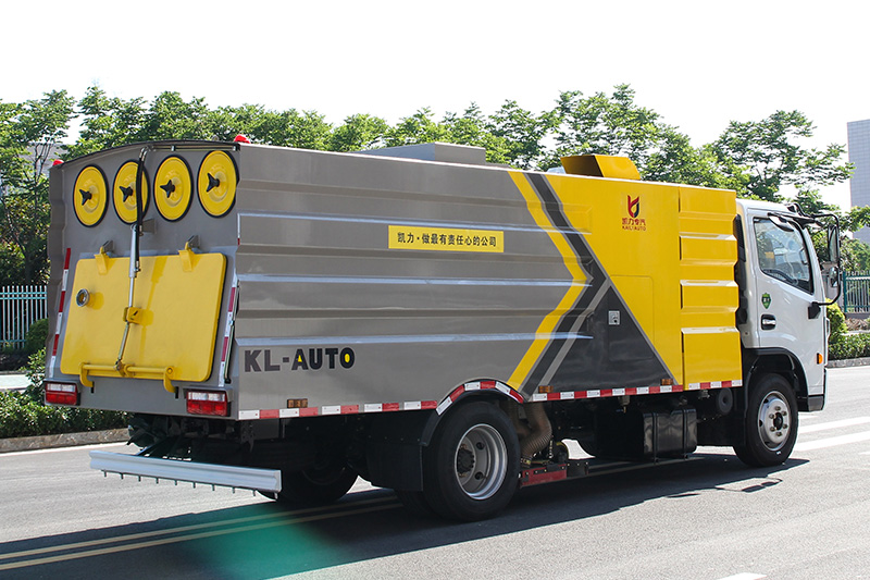 東風大多利卡中置吸塵車  6方垃圾箱 1.5方清水箱