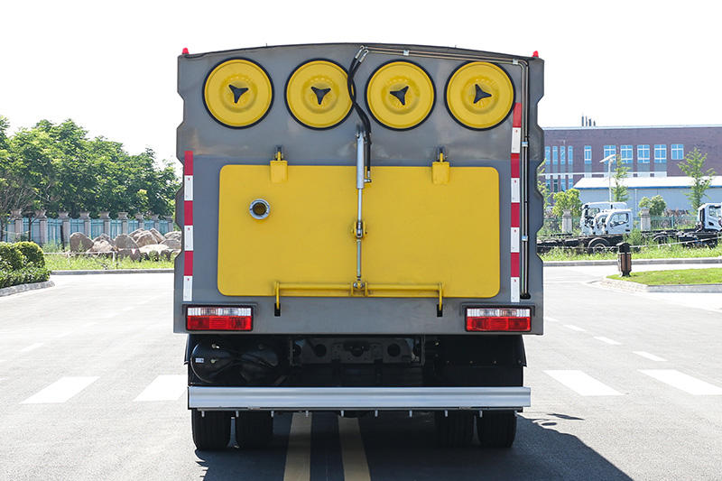東風大多利卡中置吸塵車  6方垃圾箱 1.5方清水箱
