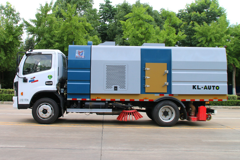 東風(fēng)大多利卡后置吸塵車(chē) 5方垃圾箱 1.5方清水箱
