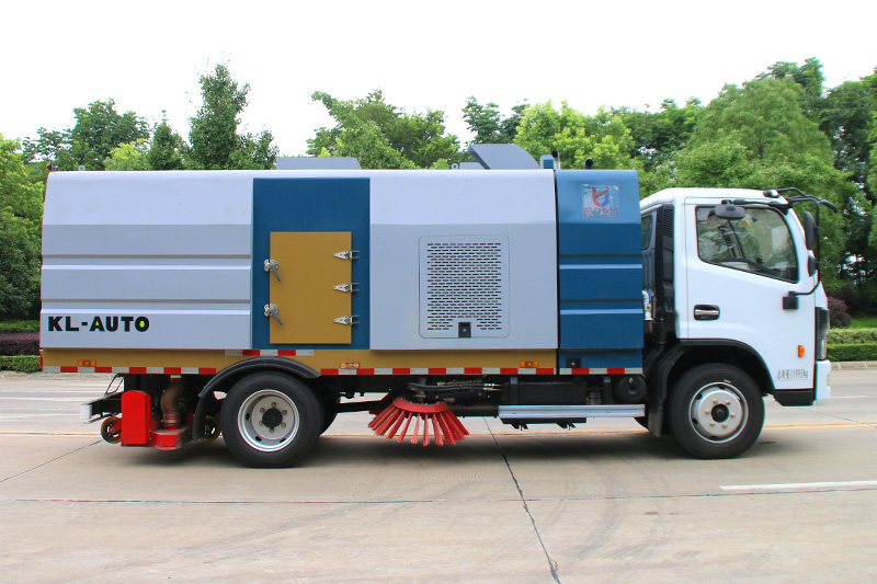 東風(fēng)大多利卡后置吸塵車(chē) 5方垃圾箱 1.5方清水箱