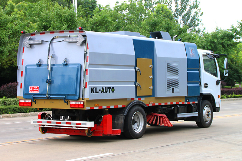 東風(fēng)大多利卡后置吸塵車(chē) 5方垃圾箱 1.5方清水箱