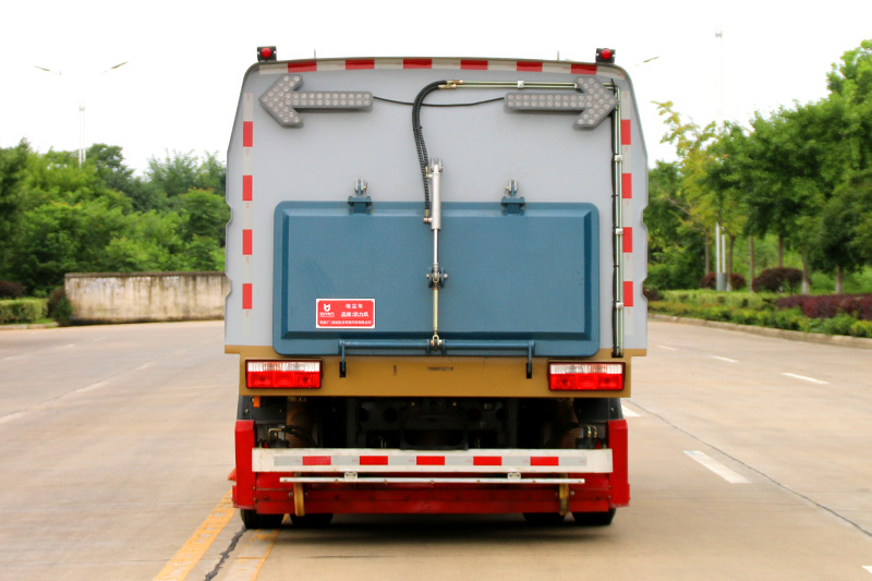 東風(fēng)大多利卡后置吸塵車(chē) 5方垃圾箱 1.5方清水箱