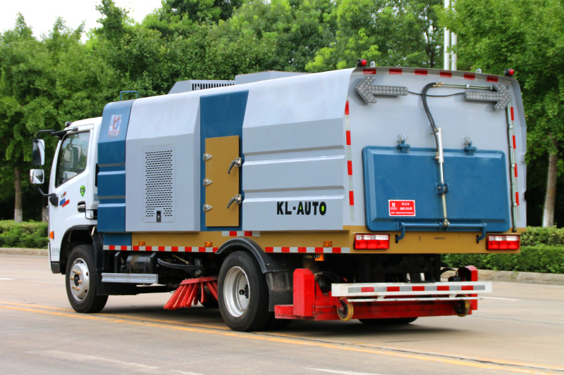 東風(fēng)大多利卡后置吸塵車(chē) 5方垃圾箱 1.5方清水箱