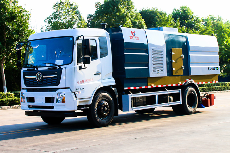 東風(fēng)天錦后置吸塵車(chē)  7方垃圾箱 3方清水箱