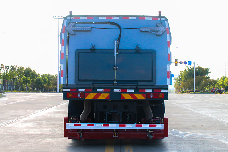 東風(fēng)天錦后置吸塵車(chē)  7方垃圾箱 3方清水箱
