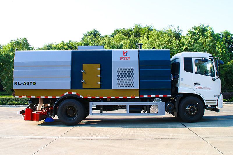 東風(fēng)天錦后置吸塵車(chē)  7方垃圾箱 3方清水箱