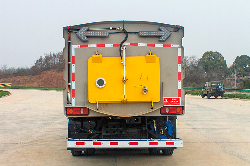 東風華神T3洗掃車  5垃圾箱  4方清水箱