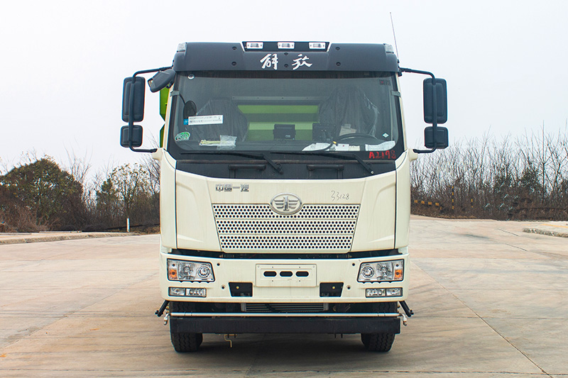 解放J6L洗掃車    7垃圾箱  9方清水箱